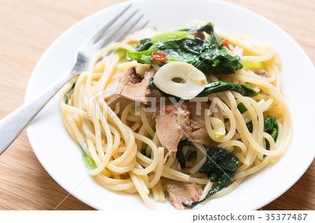 麵食用烤豬肉和菠菜 35377487