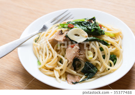 麵食用烤豬肉和菠菜 35377488