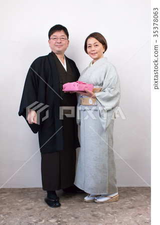 New Year's card, new year's card, kimono, couple 35378063