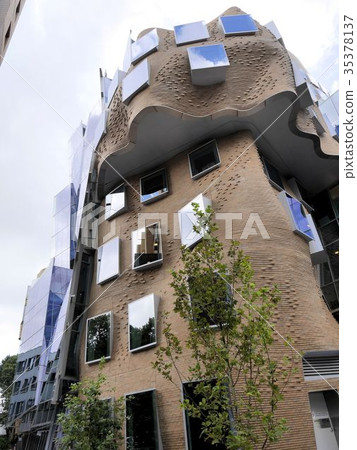 The avant-garde architectural design of Sydney Institute of Technology 35378137