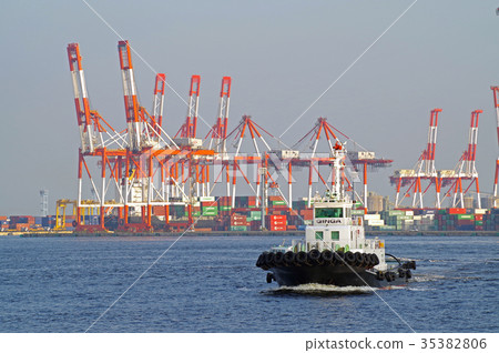 Tugboat and container wharf of Yokohama Port Tugboat and container wharf of Yokohama Port 35382806