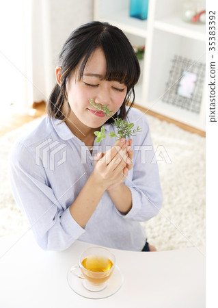 婦女喝涼茶 婦女喝涼茶 35383392