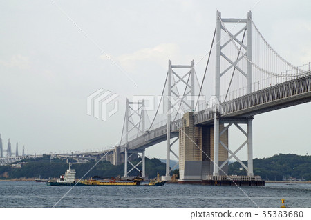 在瀨戶大橋下建設 在瀨戶大橋下建設 35383680