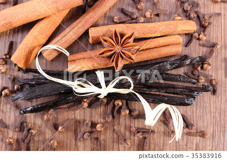 Vanilla, cinnamon sticks, star anise and cloves Vanilla, cinnamon sticks, star anise and cloves 35383916