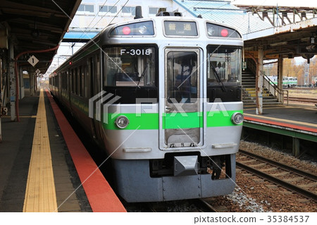 721 train F-3018 formation, Takigawa station 721 train F-3018 formation, Takigawa station 35384537