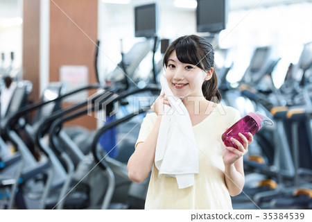 健身健身房年輕女子 健身健身房年輕女子 35384539