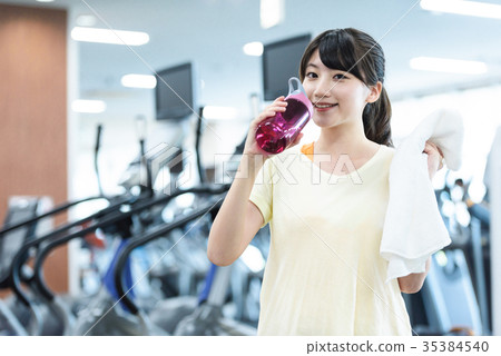 健身健身房年輕女子 健身健身房年輕女子 35384540