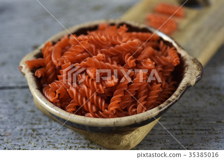 uncooked red lentil fusilli 35385016