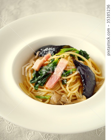 茄子和蘑菇日式意大利面(垂直位置) 茄子和蘑菇日式意大利面(垂直位置) 35385236