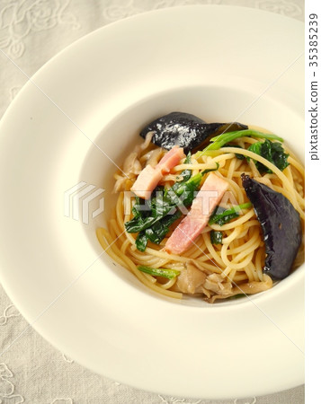 Japanese style pasta with eggplant (high angle) 35385239