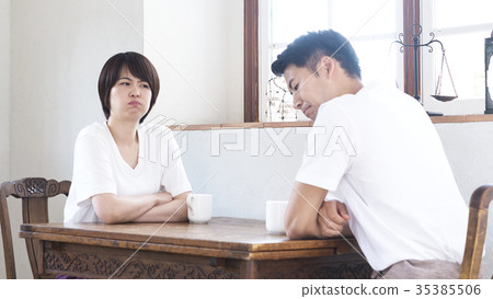 A couple wearing a relaxing outfit 35385506