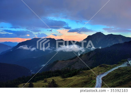 Hehuan Mountain - Hehuan Mountain / Mountains and clouds 35392183