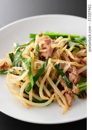 用豆芽和韭菜炒豬肉 35397461