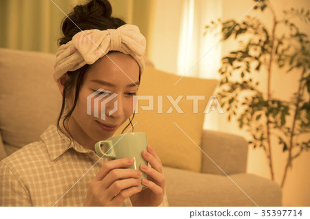 女人在睡覺前喝溫暖的食物 35397714