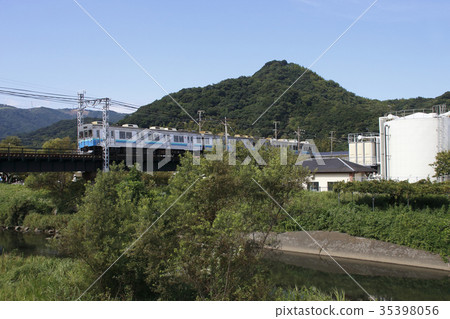 Izukyu 8000 series crossing the Kawazu River 35398056