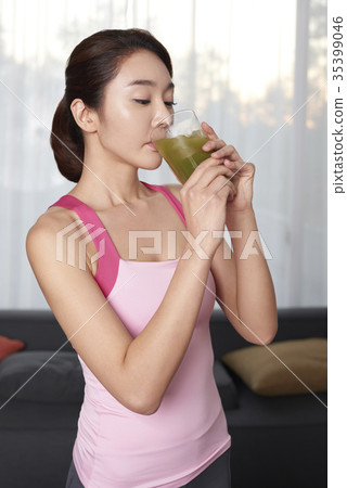 年輕的女人,喝 年輕的女人,喝 35399046