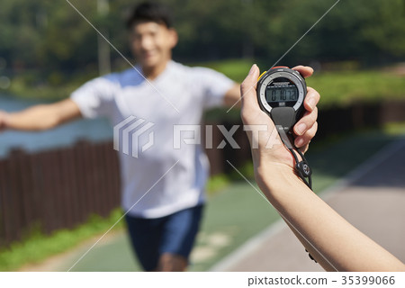 年輕的男人，年輕的女人，公園 35399066