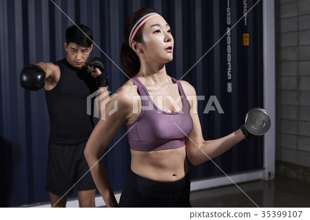 Young man, young woman, stretching dumbbell, Young man, young woman, stretching dumbbell, 35399107