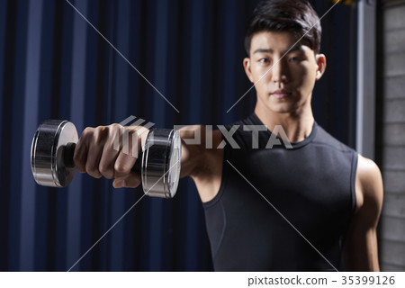 年輕人,啞鈴 年輕人,啞鈴 35399126