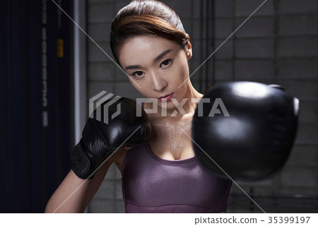 Young woman, boxing 35399197