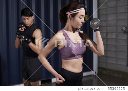 年輕的男人，年輕的女人，伸展啞鈴， 35399225