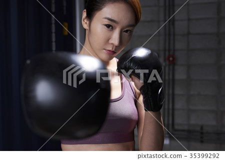 年輕女子,拳擊 年輕女子,拳擊 35399292