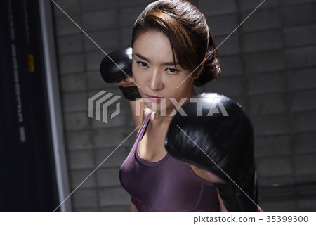 Young woman, boxing 35399300
