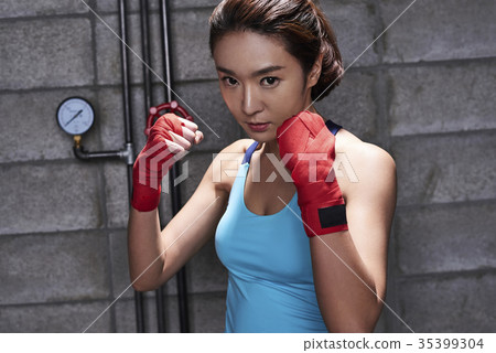 Young woman, boxing 35399304