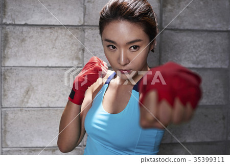 Young woman, boxing Young woman, boxing 35399311