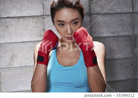 Young woman, boxing 35399312