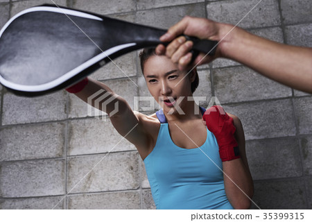 Young woman, boxing 35399315