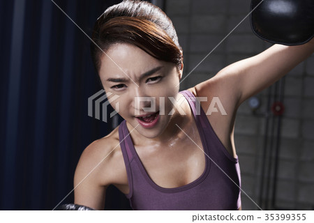 年輕女子,拳擊 年輕女子,拳擊 35399355