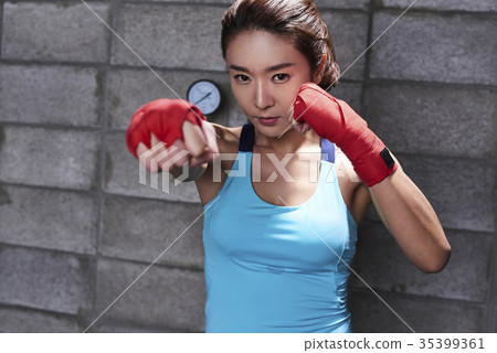 Young woman, boxing Young woman, boxing 35399361