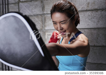Young woman, boxing 35399386