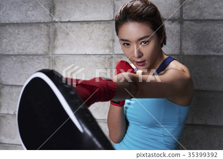 Young woman, boxing 35399392