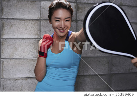 Young woman, boxing 35399409