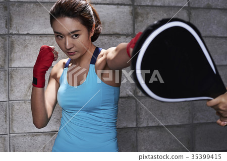 Young woman, boxing 35399415