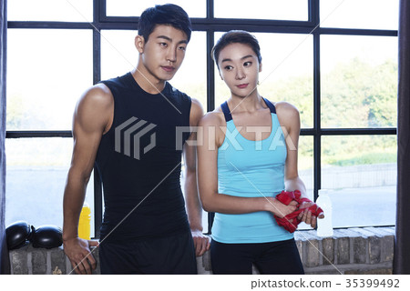 年輕的男人，年輕的女人，拳擊 35399492