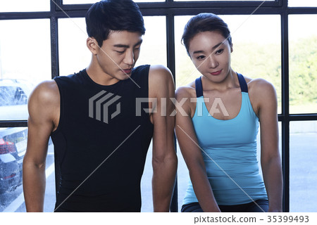 年輕的男人，年輕的女人，休息 35399493