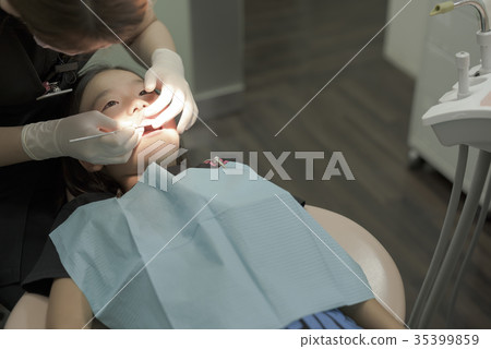 孩子在牙科治療 35399859