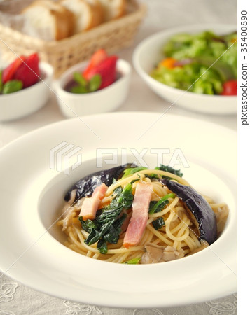 Pasta lunch image of dumplings and mushrooms Pasta lunch image of dumplings and mushrooms 35400890