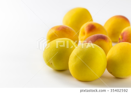 黃色成熟李子 黃色成熟李子 35402592