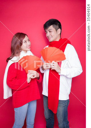 couple holding red envelope couple holding red envelope 35404914