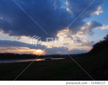 在河日落藍天風景雲彩反映的日落 在河日落藍天風景雲彩反映的日落 35406137