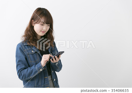 使用智能手機的女人 使用智能手機的女人 35406635