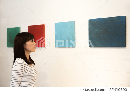 看藝術作品的女性 35410790