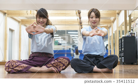 做瑜伽圖像舒展的少婦 35411512