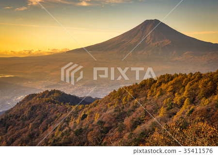 Three leaves of autumn leaves and Mt. Fuji early morning 35411576