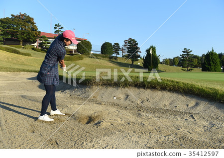 Women playing golf 35412597