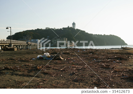 Beach and Enoshima under the Bentenbashi bridge where the debris of the typhoon remained Beach and Enoshima under the Bentenbashi bridge where the debris of the typhoon remained 35412673
